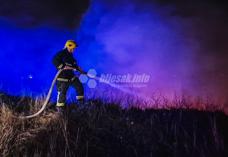 Mostarski vatrogasci ugasili požar na opasnom području